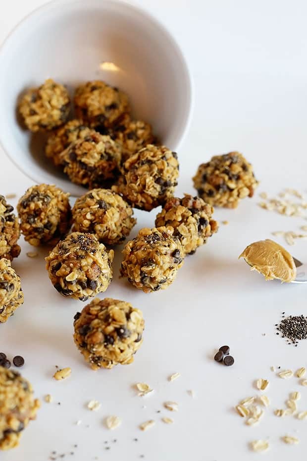 These Healthy East Energy Balls from TwoRaspberries.com are vegan and gluten free! Made with super healthy ingredients and quick and easy to make. Great for when hungry strikes and you need a quick pick me up!