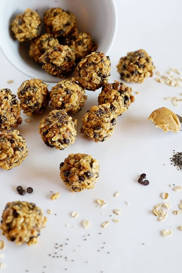 These Healthy East Energy Balls from TwoRaspberries.com are vegan and gluten free! Made with super healthy ingredients and quick and easy to make. Great for when hungry strikes and you need a quick pick me up!