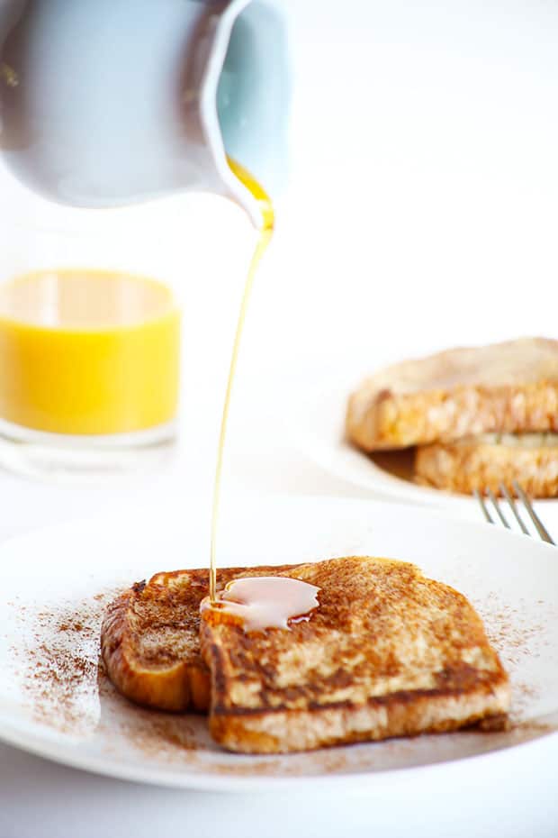 This Healthy VEGAN Cinnamon French Toast is the perfect healthy weekend breakfast! It's soft, flavorful and really easy! / TwoRaspberries.com