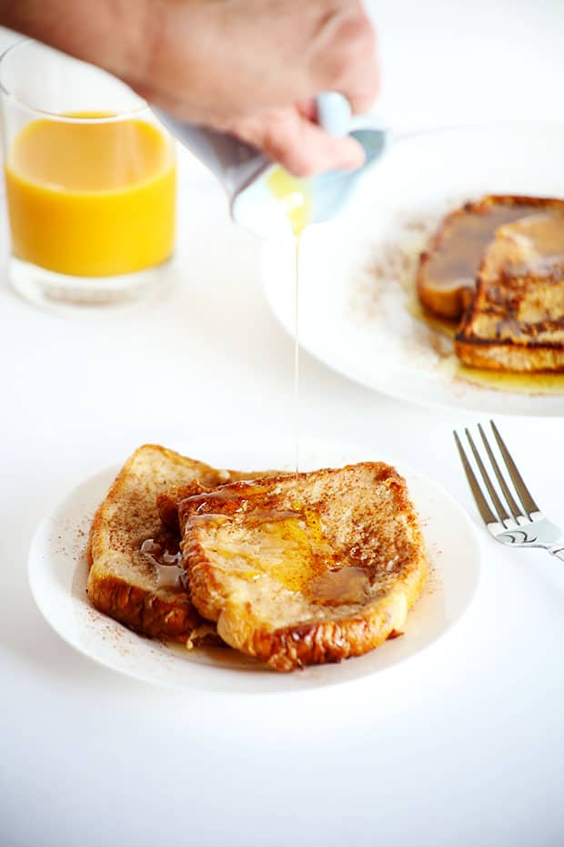 This Healthy VEGAN Cinnamon French Toast is the perfect healthy weekend breakfast! It's soft, flavorful and really easy! / TwoRaspberries.com