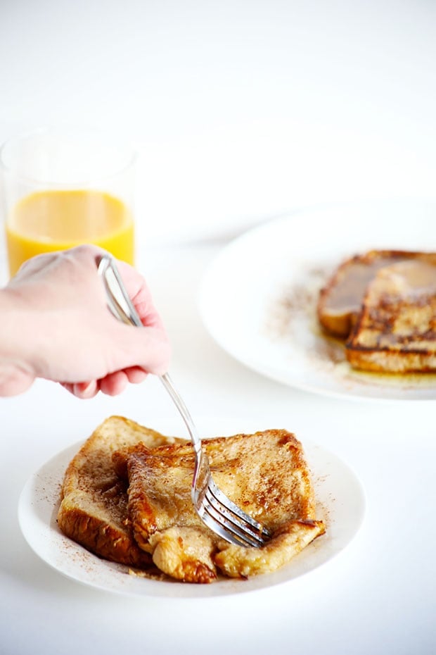 This Healthy VEGAN Cinnamon French Toast is the perfect healthy weekend breakfast! It's soft, flavorful and really easy! / TwoRaspberries.com