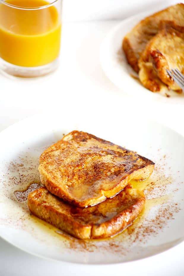 This Healthy VEGAN Cinnamon French Toast is the perfect healthy weekend breakfast! It's soft, flavorful and really easy! / TwoRaspberries.com