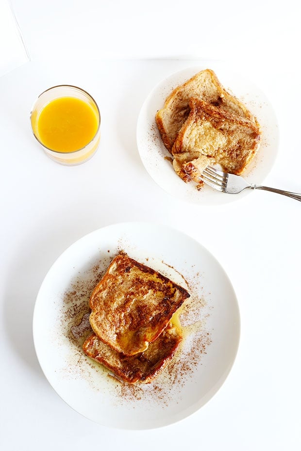 This Healthy VEGAN Cinnamon French Toast is the perfect healthy weekend breakfast! It's soft, flavorful and really easy! / TwoRaspberries.com