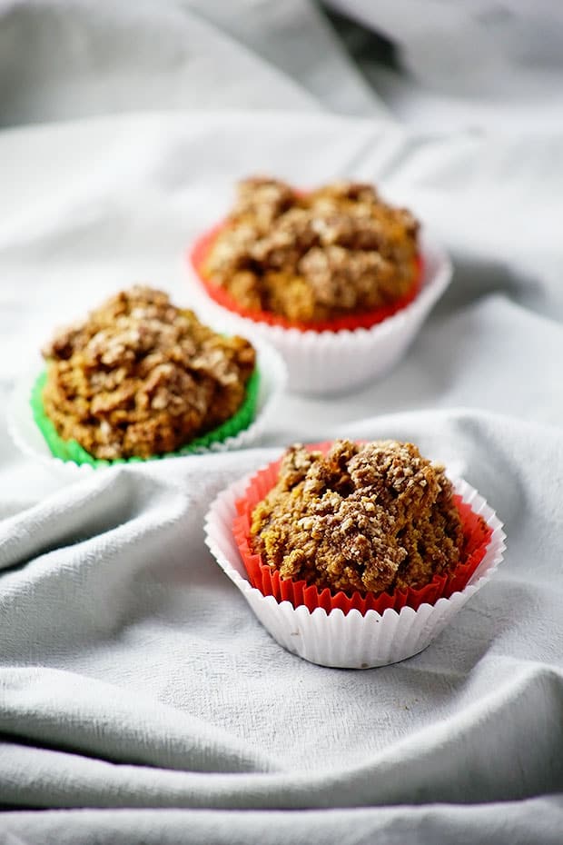 Healthy Pumpkin Spice Muffins with Crumble Topping ! These are Vegan and Gluten Free, healthy and easy!