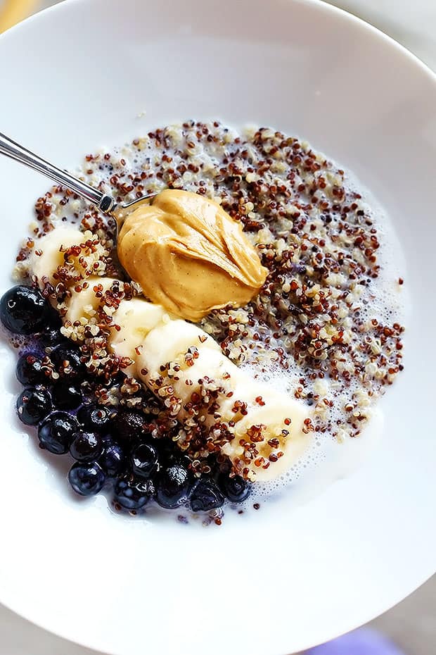 This 5 Ingredient Quinoa Superfood Breakfast Bowl is my new FAV snack! it's SO easy to prepare, only 5 ingredients and tastes amazing! blueberries, bananas, and Peanut Butter! Vegan and Gluten Free / TwoRaspberries.com