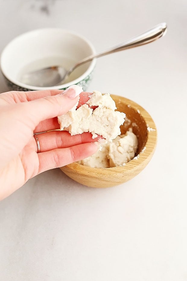 I am showing how to make a super quick and easy DIY Rice Face exfoliate/scrub VEGAN friendly / TwoRaspberries.com