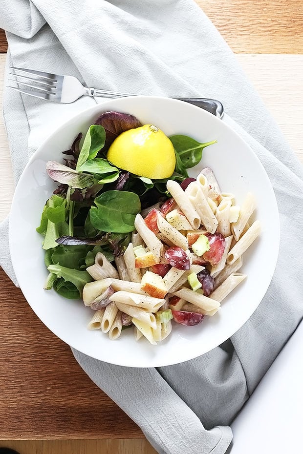 This easy vegan and gluten free apple + grape pasta salad is the BEST! it's so simple to put together and it's perfect for lunches or dinner! / TwoRaspberries.com