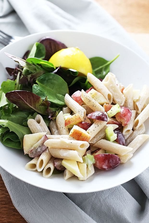 This easy vegan and gluten free apple + grape pasta salad is the BEST! it's so simple to put together and it's perfect for lunches or dinner! / TwoRaspberries.com