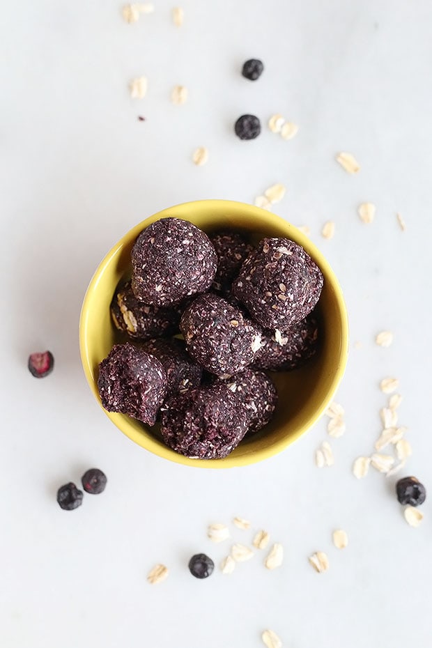 Super quick and easy 3 ingredient blueberry muffin energy balls! These are little bliss bites of joy! Healthy, Vegan and Gluten Free! refined sugar free! /TwoRaspberries.com
