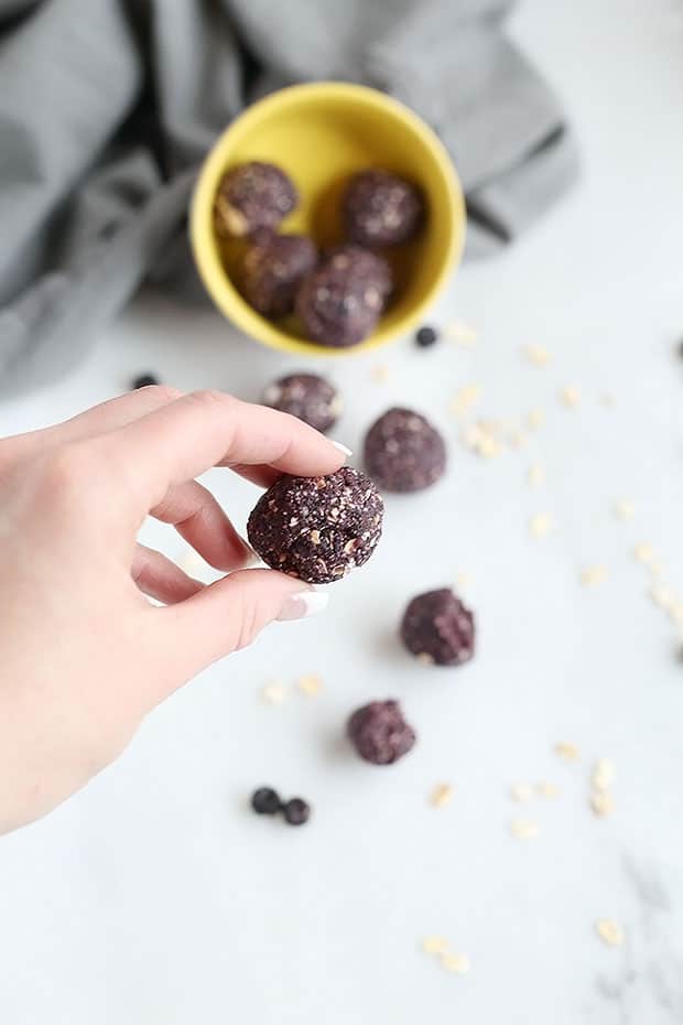 Super quick and easy 3 ingredient blueberry muffin energy balls! These are little bliss bites of joy! Healthy, Vegan and Gluten Free! refined sugar free! /TwoRaspberries.com