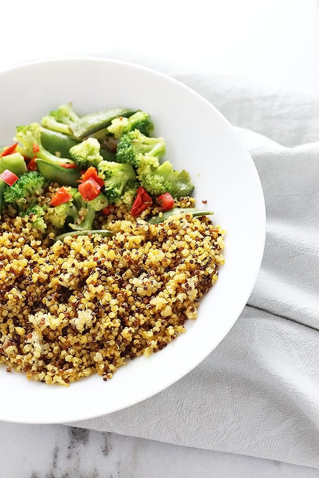 Easy Healthy Curry Quinoa and Veggies! curry spices give it heat and quinoa brings a nice nutty flavor, a side of veggies compliment the hot curry flavors. / TwoRaspberries.com