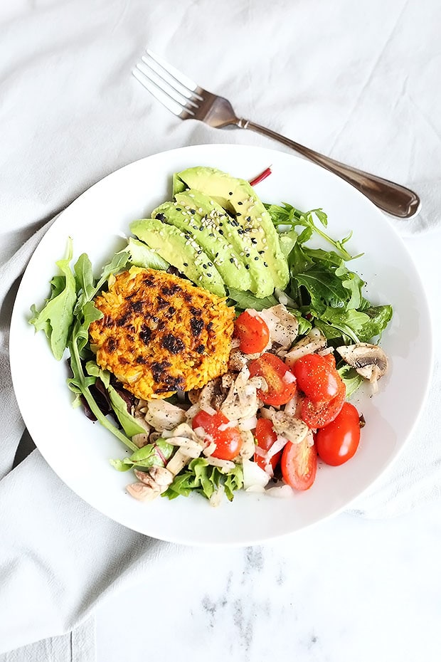 This Healthy Curry Burger Salad Bowl is super filling and FULL of flavor! Spicy, sweet and fresh! Vegan and Gluten Free. / TwoRaspberries.com