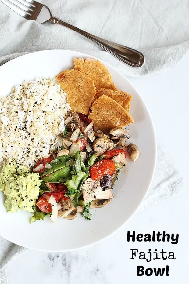 This Healthy Fajita Bowl is SUPER easy to make and perfect for lunch or dinner! A blend of natural flavors come together beautifully! Rice, lime avocado, soft tortilla chips and sauteed mushrooms and tomatoes! / TwoRaspberries.com