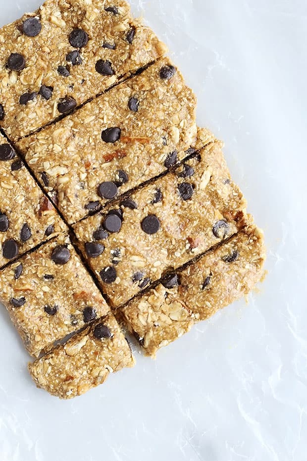 Healthy Peanut Butter Pretzel Energy Bars made with peanut butter, oats, pretzels, and chocolate chips! Naturally sweetened with maple syrup and dates Vegan and Gluten free / TwoRaspberries.com