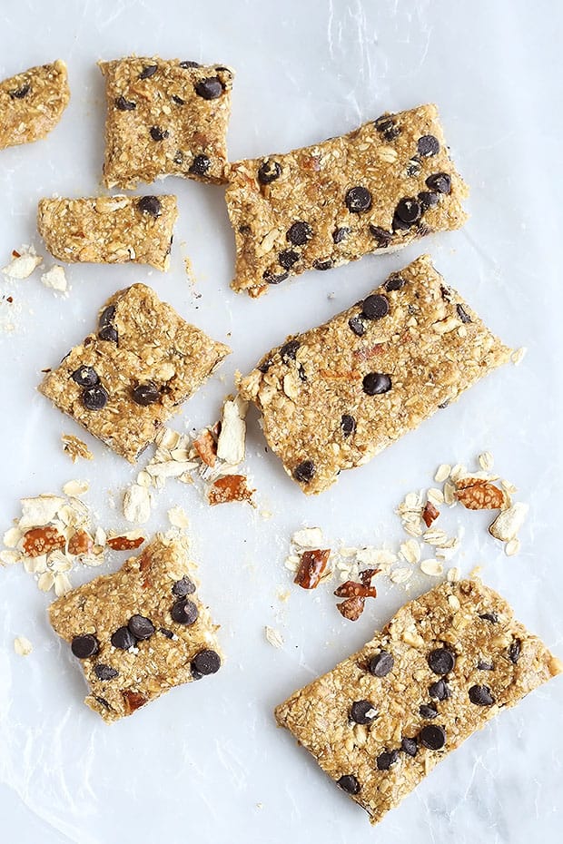 Healthy Peanut Butter Pretzel Energy Bars made with peanut butter, oats, pretzels, and chocolate chips! Naturally sweetened with maple syrup and dates Vegan and Gluten free / TwoRaspberries.com