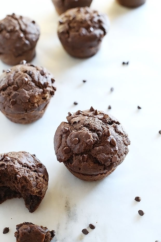 These Healthy Vegan Chocolate Chip Muffins are sweetened with maple syrup and chocolate chips, super easy to make and great for breakfast, dessert or just snacking! Vegan. / TwoRaspberries.com