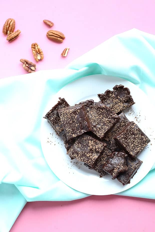 These 3 Ingredient No Bake Vegan Brownies are quick and easy to make! vegan, gluten free and refined sugar free! great snack or dessert! / TwoRaspberries.com