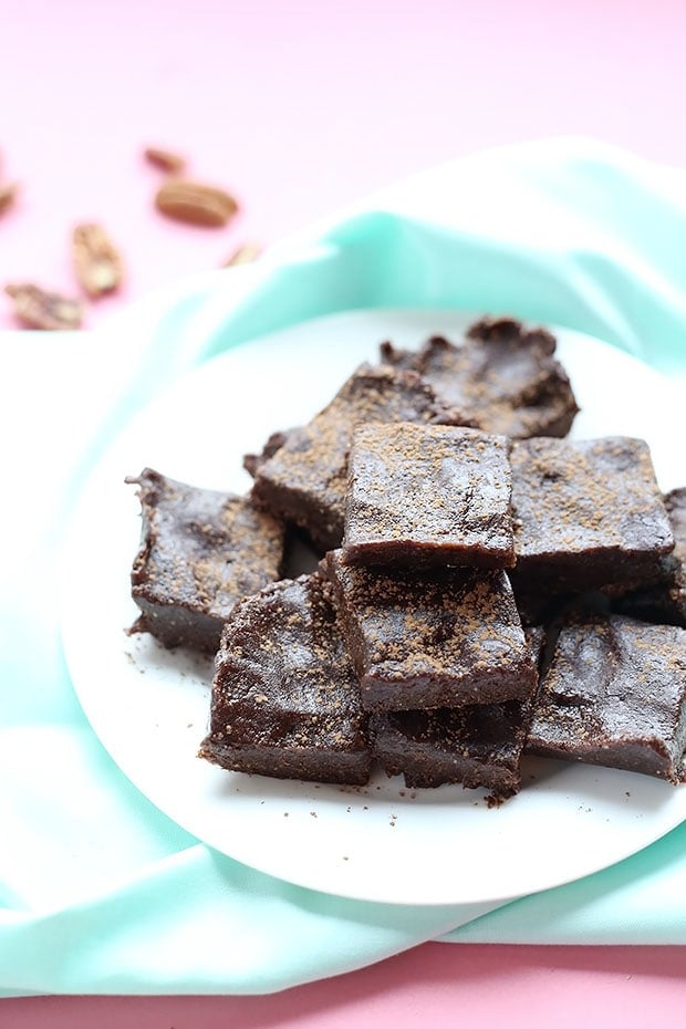 These 3 Ingredient No Bake Vegan Brownies are quick and easy to make! vegan, gluten free and refined sugar free! great snack or dessert! / TwoRaspberries.com