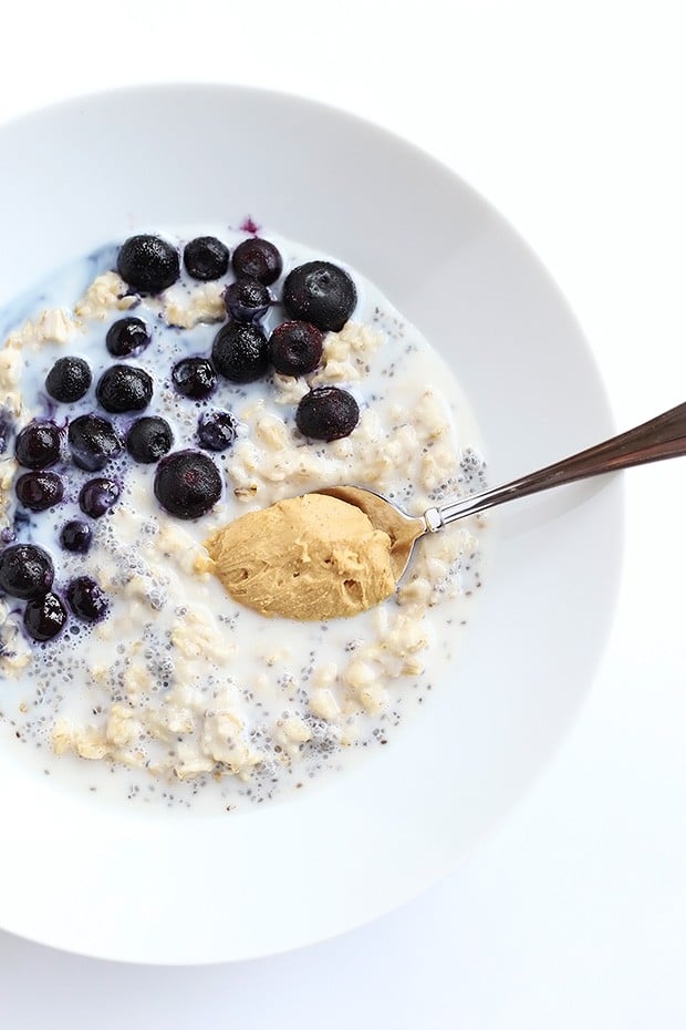 This 5 Ingredient Superfood Breakfast Bowl is packed full of healthy fiber and vitamins from the chia seeds and blueberries! It is super simple, vegan and gluten free! / TwoRaspberries.com