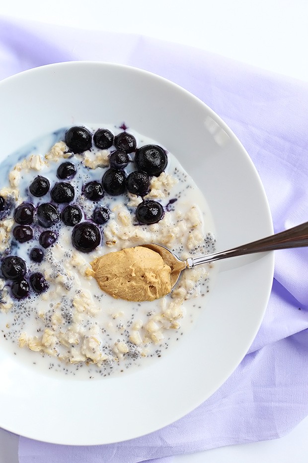 This 5 Ingredient Superfood Breakfast Bowl is packed full of healthy fiber and vitamins from the chia seeds and blueberries! It is super simple, vegan and gluten free! / TwoRaspberries.com
