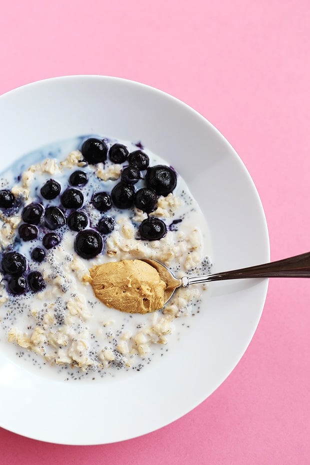 This 5 Ingredient Superfood Breakfast Bowl is packed full of healthy fiber and vitamins from the chia seeds and blueberries! It is super simple, vegan and gluten free! / TwoRaspberries.com