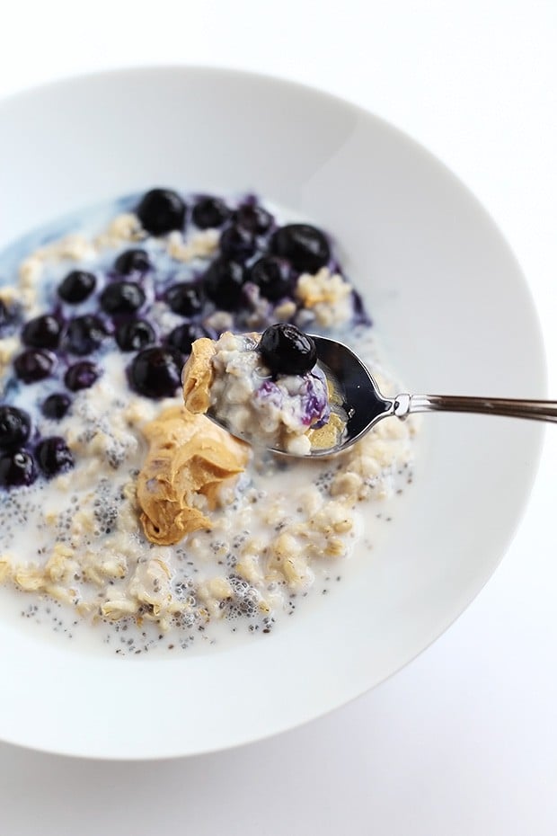 This 5 Ingredient Superfood Breakfast Bowl is packed full of healthy fiber and vitamins from the chia seeds and blueberries! It is super simple, vegan and gluten free! / TwoRaspberries.com