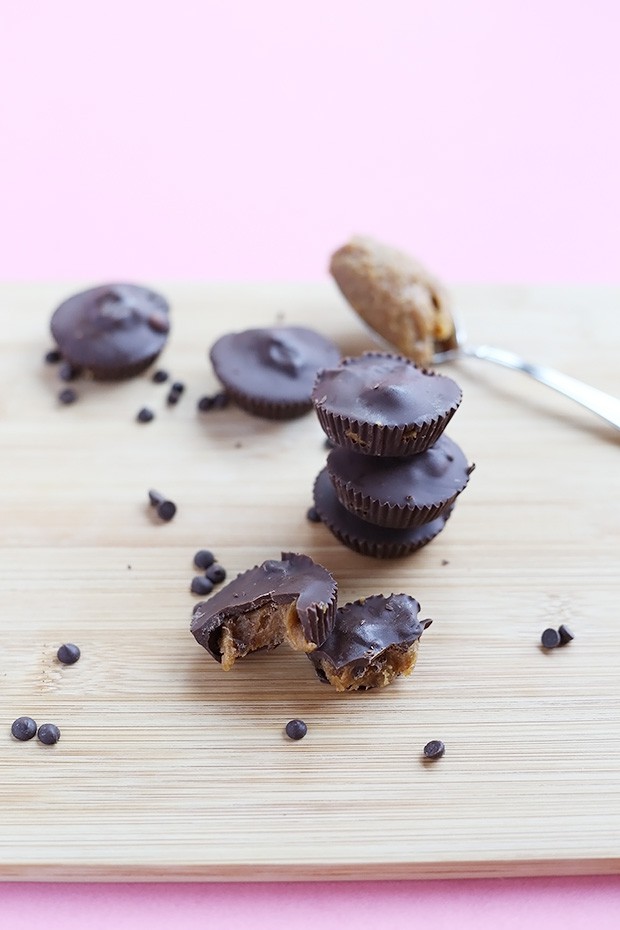 These 3 Ingredient Healthy Caramel Peanut Butter Cups are quick and easy to make. Only 3 ingredients required chocolate, dates and peanut butter! Vegan and gluten free. / TwoRaspberries.com