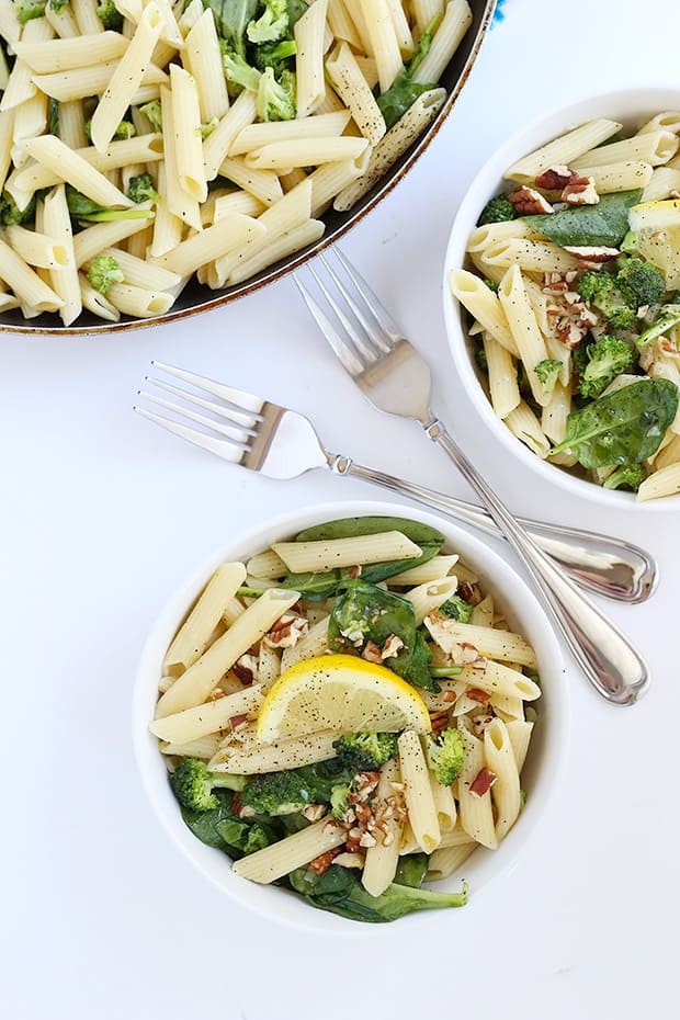  Broccoli Lemon Garlic Pasta is FULL of healthy, fresh flavor! It is quick and easy to make plus it’s vegan with a gluten free option! / TwoRaspberries.com