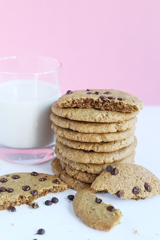 These Vegan Chocolate Chip Peanut Butter Cookies are crispy and melt in your mouth! Quick and easy to make, vegan, gluten free and refined sugar free option! / TwoRaspberries.com