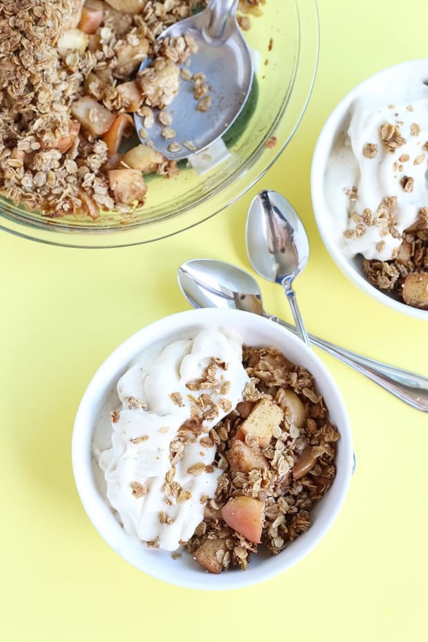  Healthy Apple Crisp that is naturally sweetened with maple syrup, very simple only takes about 10 minutes to prep, vegan and gluten free! / TwoRaspberries.com