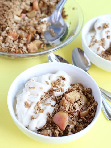 Healthy Apple Crisp that is naturally sweetened with maple syrup, very simple only takes about 10 minutes to prep, vegan and gluten free! / TwoRaspberries.com