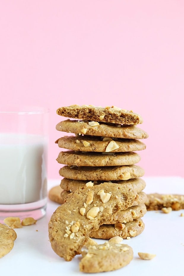These Vegan Chocolate Chip Peanut Butter Cookies are crispy and melt in your mouth! Quick and easy to make, vegan, gluten free and refined sugar free option! / TwoRaspberries.com