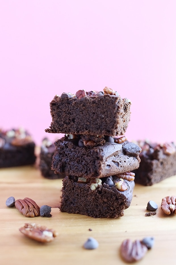 These Vegan Gluten Free Cake Brownies are a chocolate lovers dream. They are naturally sweetened and free from refined sugars. Vegan and Gluten Free. / TwoRaspberries.com