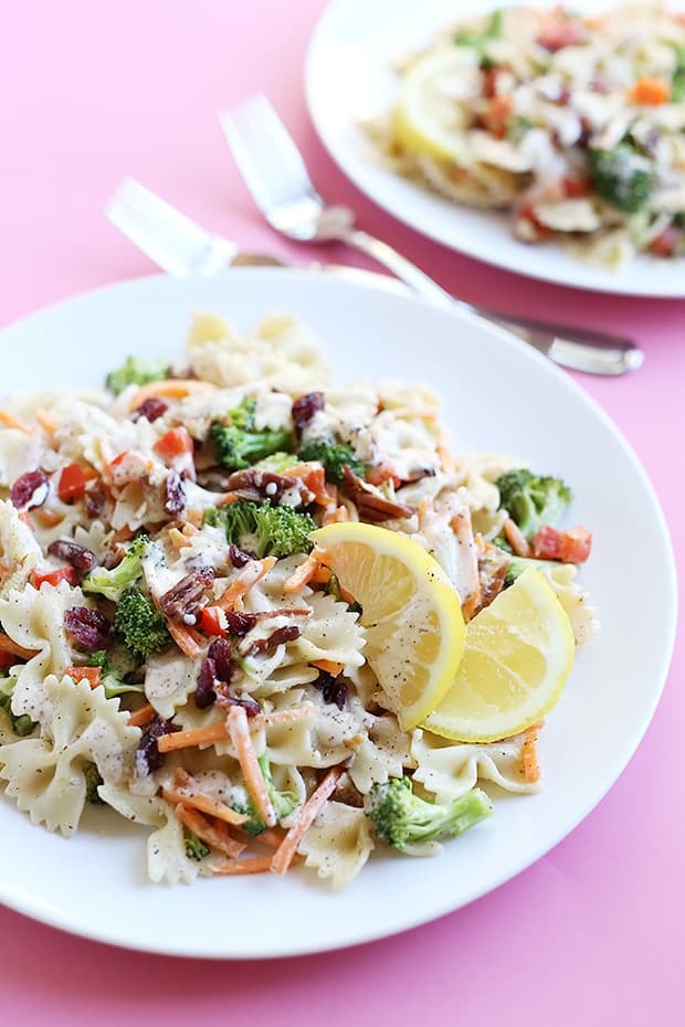 Easy Vegan Pasta Salad with Chili Lemon Sauce! Only 11 simple ingredients and takes about 30 min. or less! Vegan with gluten free option! / TwoRaspberries.com