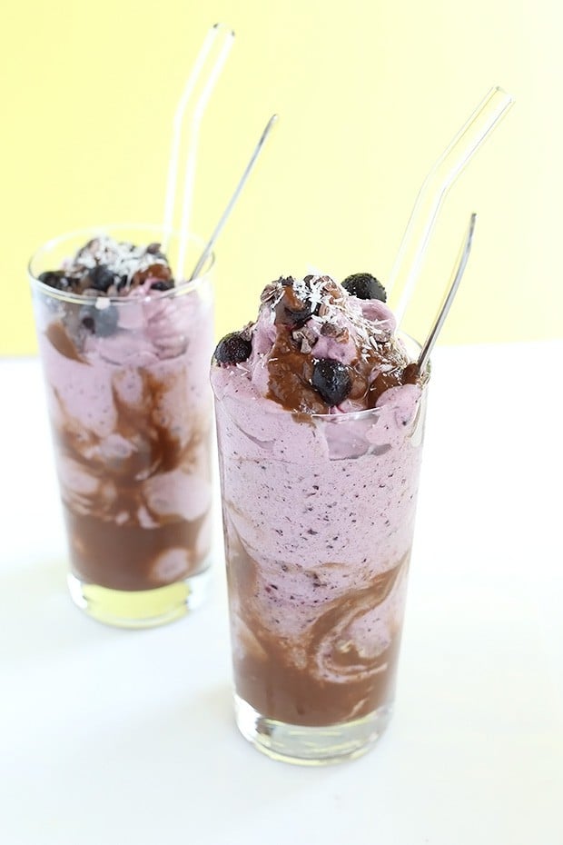  Blueberry Nice Cream with Chocolate Date Sauce is like a vegan sundae! It’s healthy, only 4 ingredients, naturally sweet and best breakfast ever! / TwoRaspberries.com