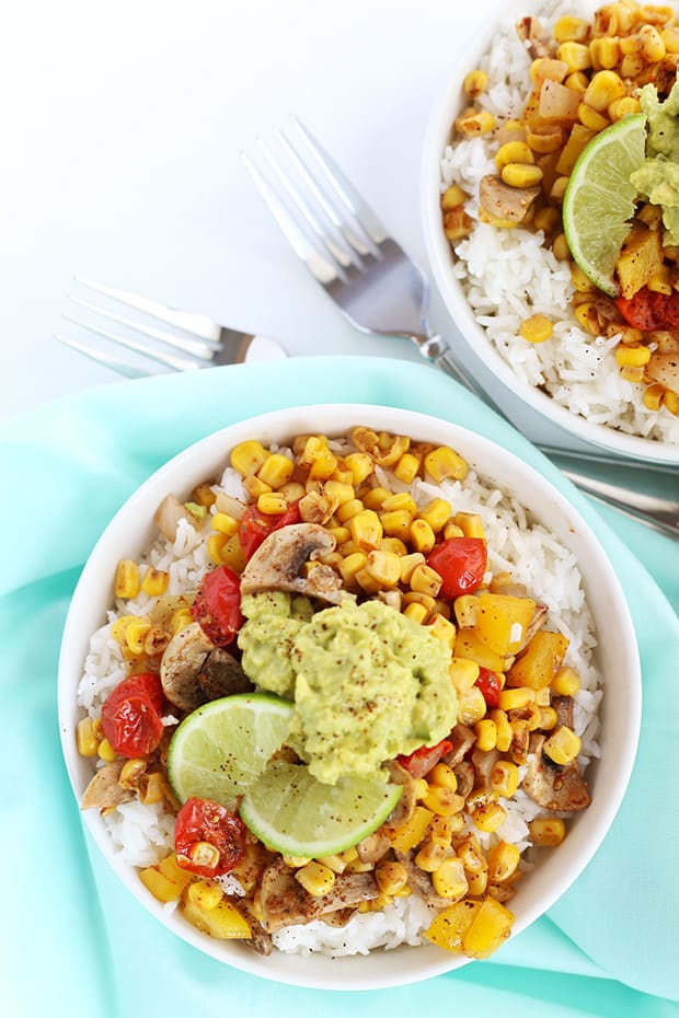 Chili Lime Fajita Rice Bowls are super easy, perfect for meal prepping. Flavorful chili, lime, corn, mushrooms and more! Vegan, GF, oil free and low fat! / TwoRaspberries.com