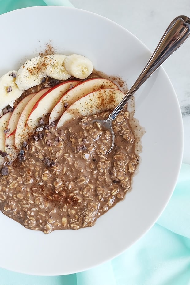 Chocolate Cinnamon Overnight Oats are an easy go-to for anyone in a hurry! Chocolate and cinnamon topped with apples and bananas are a perfect combo! Vegan / TwoRaspberries.com