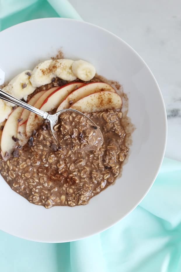 Chocolate Cinnamon Overnight Oats are an easy go-to for anyone in a hurry! Chocolate and cinnamon topped with apples and bananas are a perfect combo! Vegan / TwoRaspberries.com