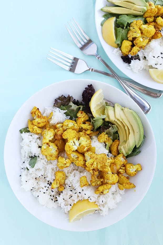  Curry Roasted Cauliflower over Rice is a warm and comforting meal. It is healthy and perfect for lunch or dinner. Vegan and Gluten Free. / TwoRaspberries.com