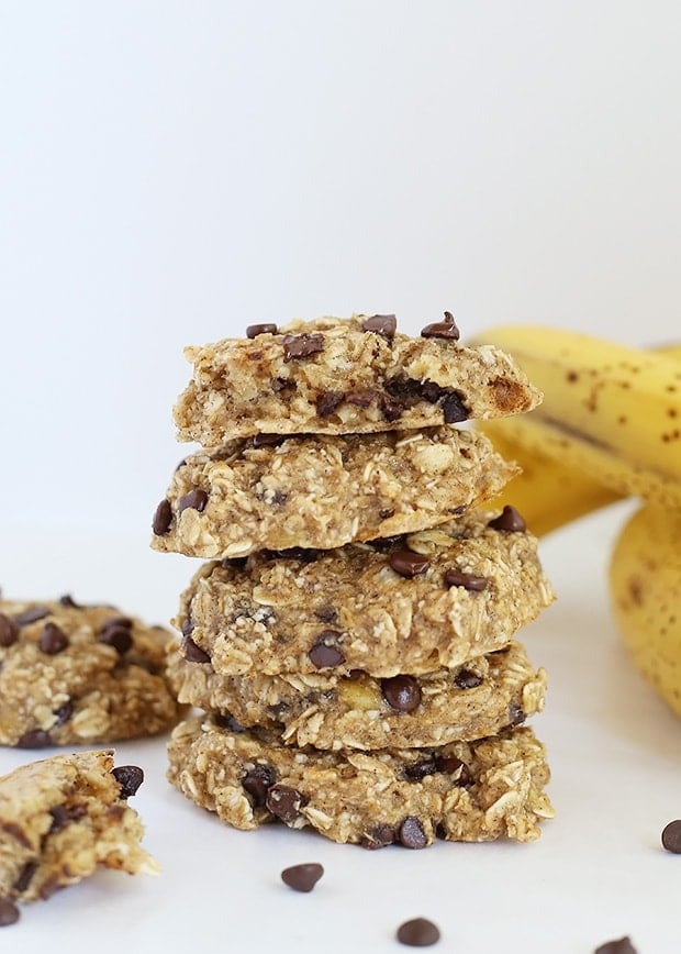  Healthy Chocolate Chip Banana Bread Breakfast Cookies are super filling, easy to make, tastes just like banana bread and only requires 7 ingredients. Vegan and Gluten Free. / TwoRaspberries.com