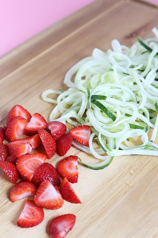 This Healthy Spiralized Cucumber Strawberry Noodle Salad is super quick and easy to make, perfect lunch, oil free dressing and no cooking required! Vegan / TwoRaspberries.com