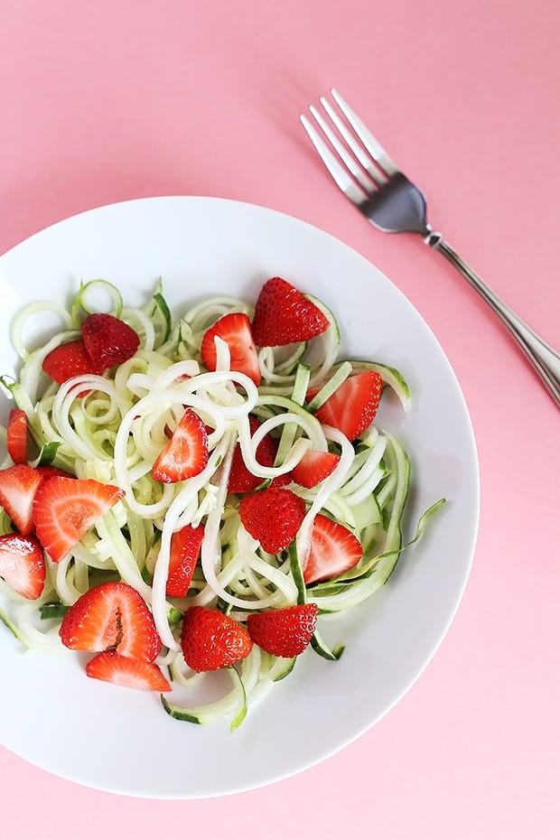 This Healthy Spiralized Cucumber Strawberry Noodle Salad is super quick and easy to make, perfect lunch, oil free dressing and no cooking required! Vegan / TwoRaspberries.com