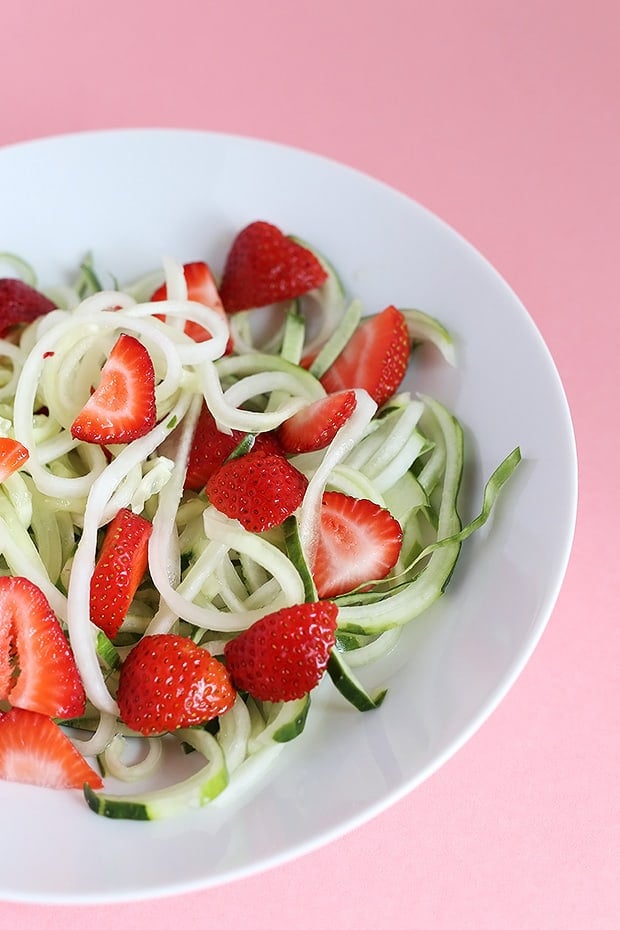 This Healthy Spiralized Cucumber Strawberry Noodle Salad is super quick and easy to make, perfect lunch, oil free dressing and no cooking required! Vegan / TwoRaspberries.com