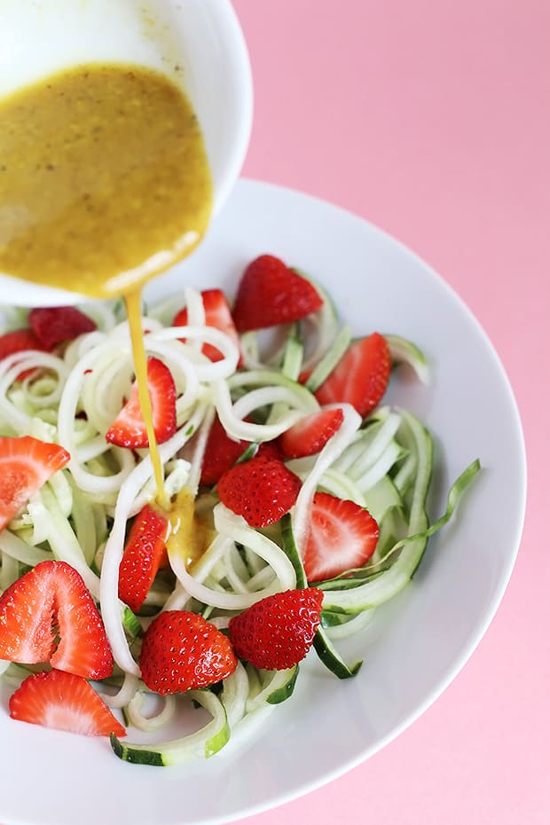 This Healthy Spiralized Cucumber Strawberry Noodle Salad is super quick and easy to make, perfect lunch, oil free dressing and no cooking required! Vegan / TwoRaspberries.com