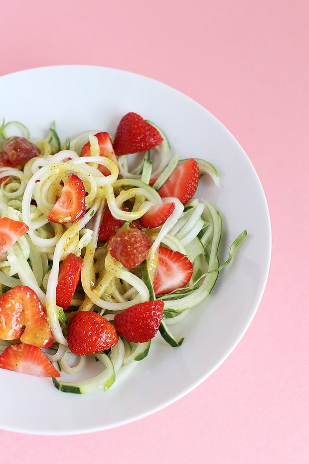 This Healthy Spiralized Cucumber Strawberry Noodle Salad is super quick and easy to make, perfect lunch, oil free dressing and no cooking required! Vegan / TwoRaspberries.com