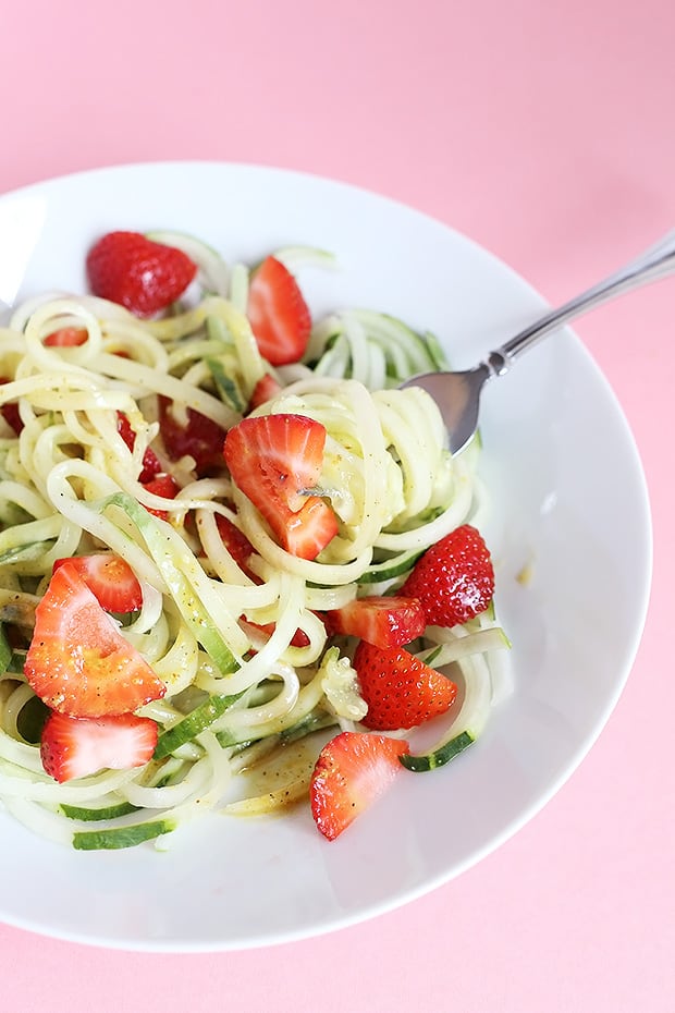 This Healthy Spiralized Cucumber Strawberry Noodle Salad is super quick and easy to make, perfect lunch, oil free dressing and no cooking required! Vegan / TwoRaspberries.com