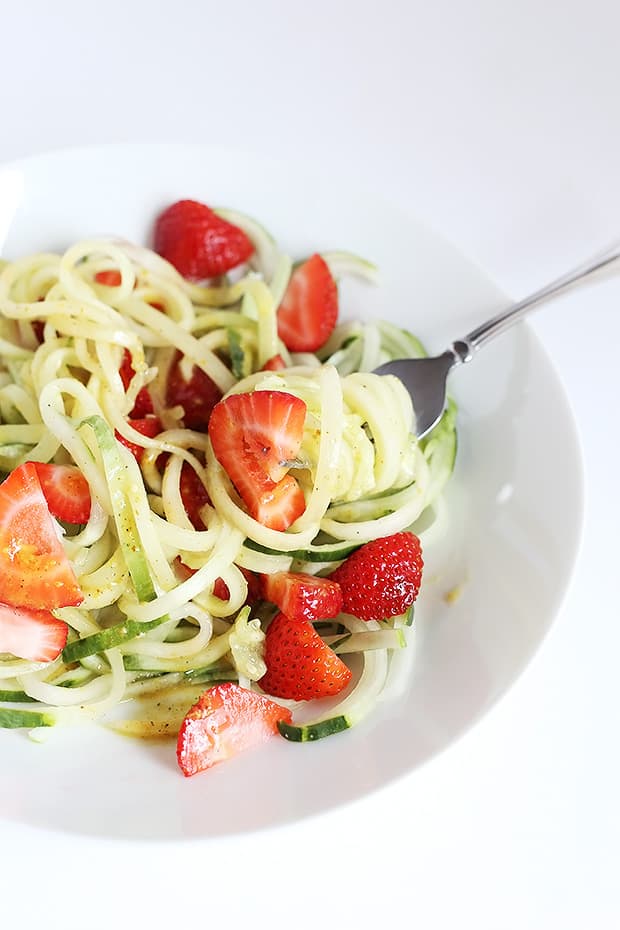 This Healthy Spiralized Cucumber Strawberry Noodle Salad is super quick and easy to make, perfect lunch, oil free dressing and no cooking required! Vegan / TwoRaspberries.com