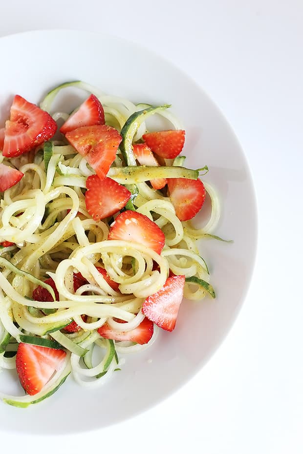 This Healthy Spiralized Cucumber Strawberry Noodle Salad is super quick and easy to make, perfect lunch, oil free dressing and no cooking required! Vegan / TwoRaspberries.com