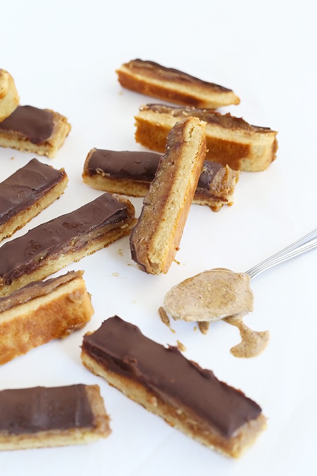 Homemade Vegan Almond Butter Twix with a twist on the bottom cookie layer! Super easy to make, only 6 ingredients, vegan, gluten free and refined sugar free / TwoRaspberries.com