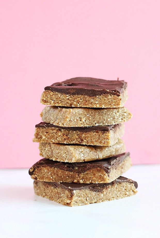  No Bake Chocolate Almond Bars are super healthy and very easy to make only requiring 4 ingredients, dates, almond, oats and vegan chocolate chips! Vegan and Gluten Free! / TwoRaspberries.com
